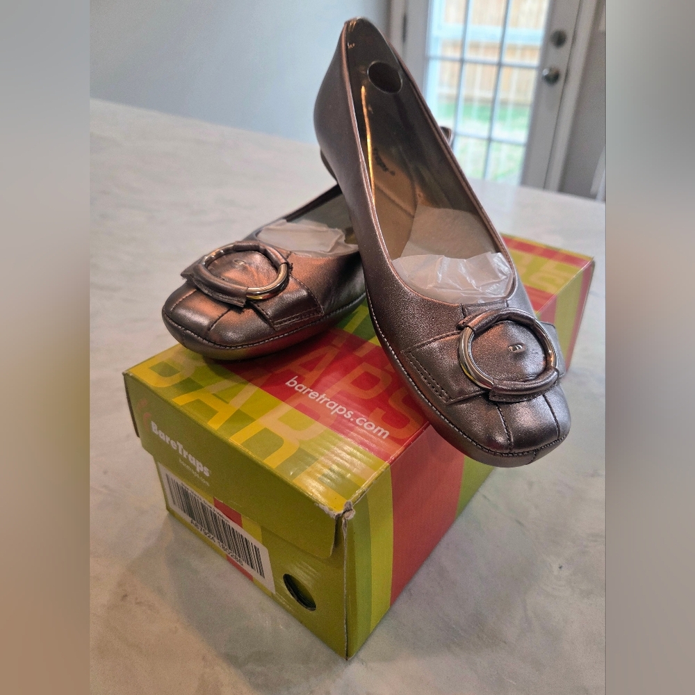 NEW Bear traps Women's Silver Buckle Flats Size 9